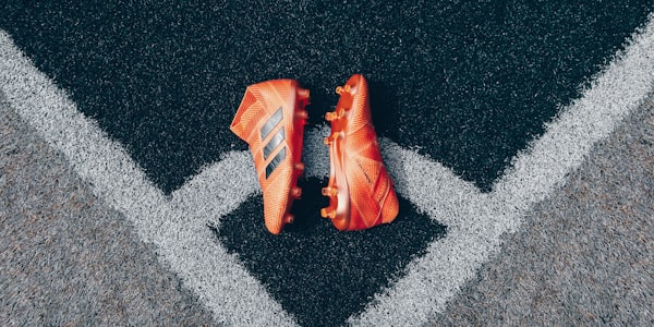 平台C社区互动界面，球迷在聊天区热烈讨论比赛